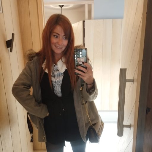 Cristina, otra clienta mostrando su outfit tras contratar el servicio de asesora de imagen y personal shopper